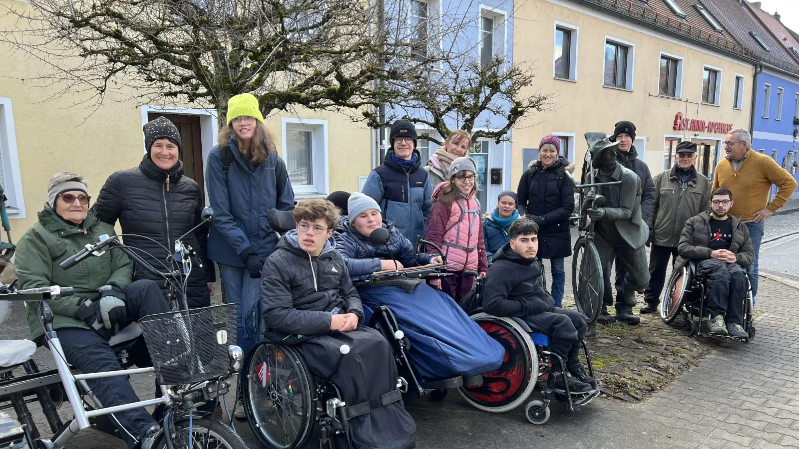 Interessiert lauschte die Klasse den Geschichten um das Radlträgerdenkmal. (Bild: Marianne Moosburger)