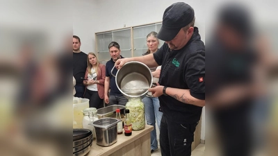Andreas Meier zeigt, wie einfach Fermentieren ist (Bild: Maria Treiber)