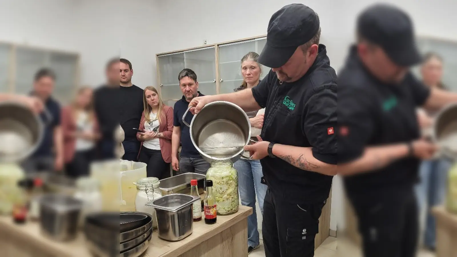 Andreas Meier zeigt, wie einfach Fermentieren ist (Bild: Maria Treiber)