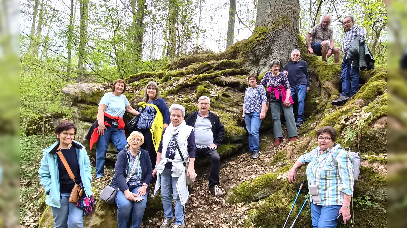 Die Wandergruppe bei der Kehlkapelle am 18. April 2026 vor historischer Felsenkulisse, umgeben von Wald und Sandsteinformationen im Hahnbacher Becken. (Bild: Walter Heldrich)