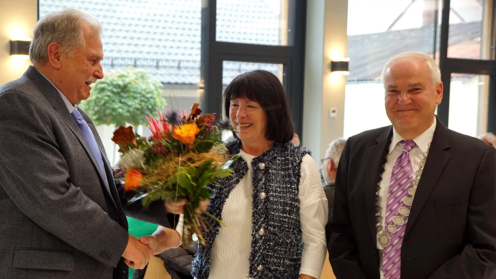 Ein blühendes Dankeschön von zweiten Bürgermeister Albert Sollfrank für Theresa Kopp, die Gattin des Rathauschefs. (Bild: Bernhard Kreuzer)