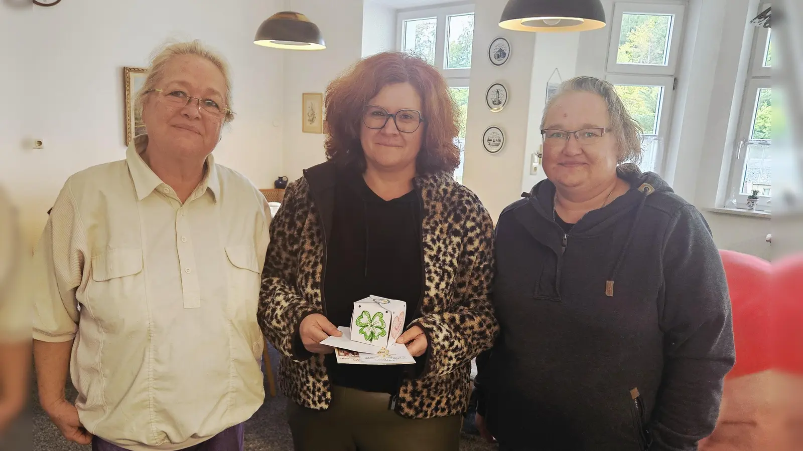 Bei Spendenübergabe: von links Eva Schicker, Barbara Schmid, Stephanie Mühlbauer  (Bild: Barbara Schmid)