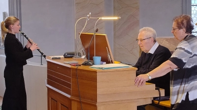 Prof. Norbert Düchtel, im Bild mit seiner Frau, an der Orgel der Pfarrkirche St Laurentius Bad Neualbenreuth mit Anna Haberkorn, Klarinette  (Bild: Wolfgang Plonner)
