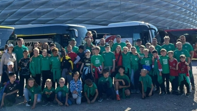 Hintere Reihe 2. von links: 1. Vorstand Stefan Weiß und hintere Reihe 3. von rechts: Jugendleiter Manuel Rittner (Bild: Stefanie Gradl-Fink)