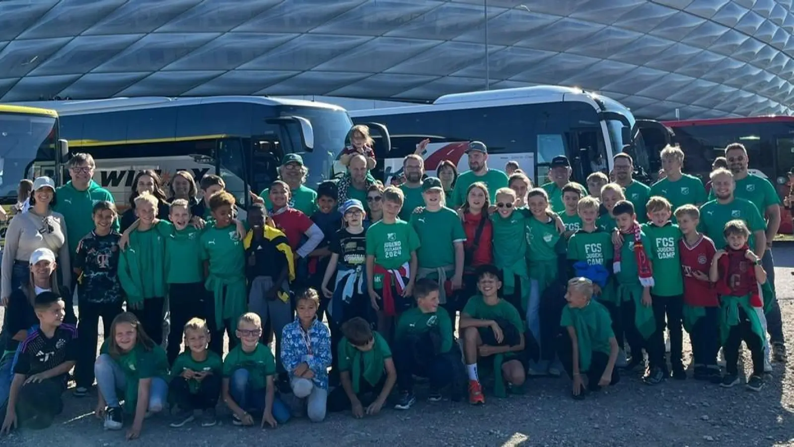 Hintere Reihe 2. von links: 1. Vorstand Stefan Weiß und hintere Reihe 3. von rechts: Jugendleiter Manuel Rittner (Bild: Stefanie Gradl-Fink)