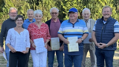 Von links: Ehrung für 25 Jahre: Johann Balk, Silvia Krassowka, Georg Stich, Anna Birner, Ehrung für 40 Jahre: Josef Simeth, Ernst Gottlick, Josef Amann, ganz rechts 1. Vorsitzender Reinhold Kumeth. (Bild: Reinhold Kumeth)