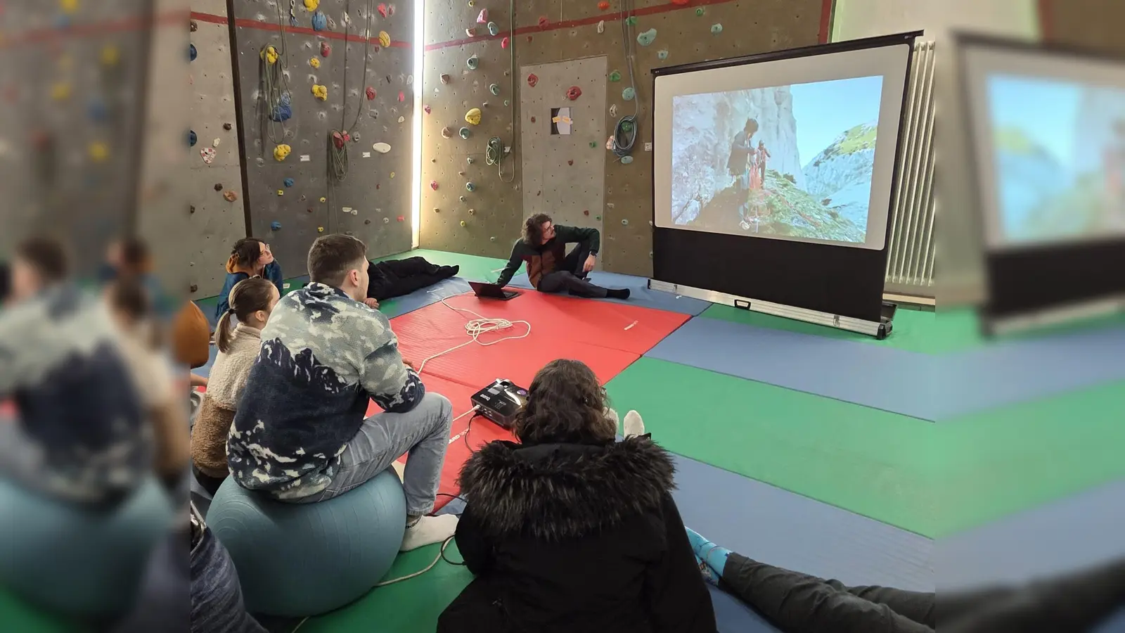 Die Alpenvereins-Jugend tagt in der Kletterhalle. (Bild: Thomas Graf)