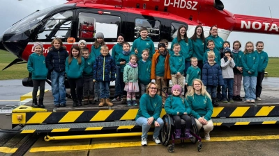 Der BRK Nachwuchs aus Bad Neualbenreuthvor dem Rettungshubschrauber Christoph 80 (Bild: Tobias Plonner )