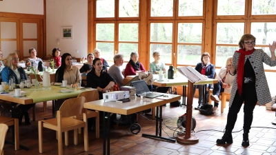 Mit Fachkenntnis, Leidenschaft und Humor erläuterte Christa Schwab, wie man an einer Krise wachsen kann. (Bild: Corinna Groth)