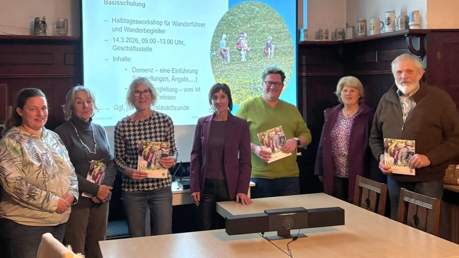 Monika Emmerich-Bauer (Hauptwanderwartin Fichtelgebirgsverein), Martha Link (Alzheimer Gesellschaft Regionalgruppe Hof/Wunsiedel e.V.), Birgit Schelter (Sachgebietsleitung Schule, Sport und Kultur; Soziales der Stadt Marktredwitz), Ute Hopperdietzel (Fachstelle für Demenz und Pflege), Mitarbeiter EDE-Helferkreis der Diakonie Selb-Wunsiedel, Angelika Hager (Fichtelgebirgsverein Röslau), Christian Kreipe (Fichtelgebirgsverein). Nicht auf dem Foto: Michaela Haberkorn (Demenzbeauftragte des Landkreises Wunsiedel). (Bild: Pauline Manzke)