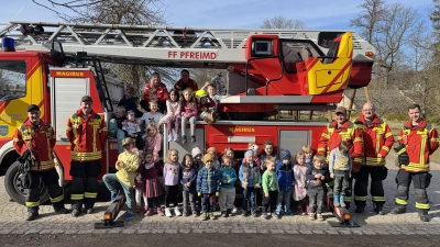 Auch die Feuerwehr präsentierte sich den Kindergartenkindern und brachte viele zum Staunen.  (Bild: Lisa Demleitner)