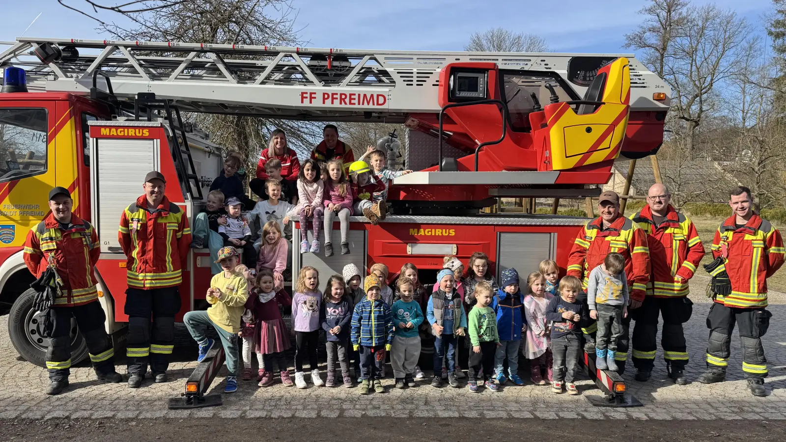 Auch die Feuerwehr präsentierte sich den Kindergartenkindern und brachte viele zum Staunen.  (Bild: Lisa Demleitner)