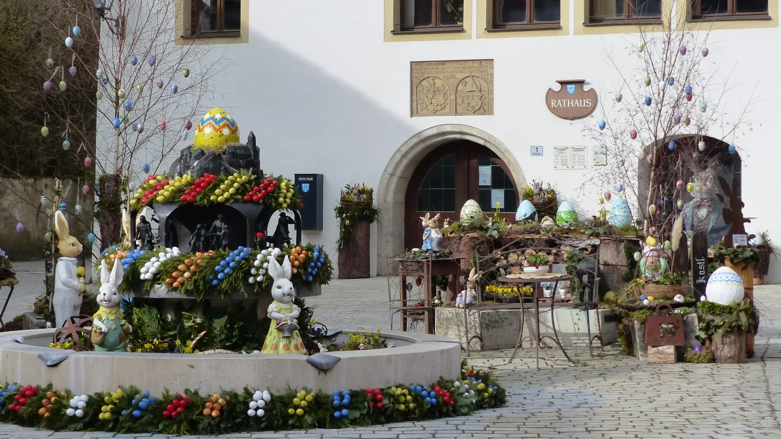Einige fleißige Helferinnen haben wie alle Jahre den Kastler Marktplatzbrunnen in einen prächtigen Osterbrunnen verwandelt- und auch das Rathaus mit Hasen geschmückt  (Bild: Josef Piehler)