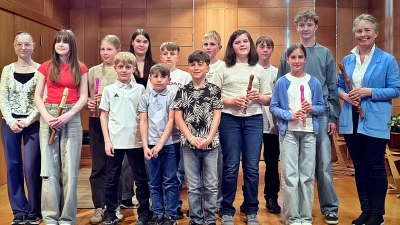 Den Mai stimmten das Blockflötenensemble und die Klavierspieler beim Vorspielabend ein mit: Buben vorne von links: Johannes Schieder, Henry Marzec, Jonas Domanowsky. Mittlere Reihe von links: Estelle Mathi, Tessa Nossek, Theda Hecker, Anton Seidl, Sarah Weigel, Lilli Kolesarova. Hintere Reihe von links: Valerie Willax, David Seidl, Florian Pröls-Strempel, Robert Pajak. (Bild: Christian Kick)