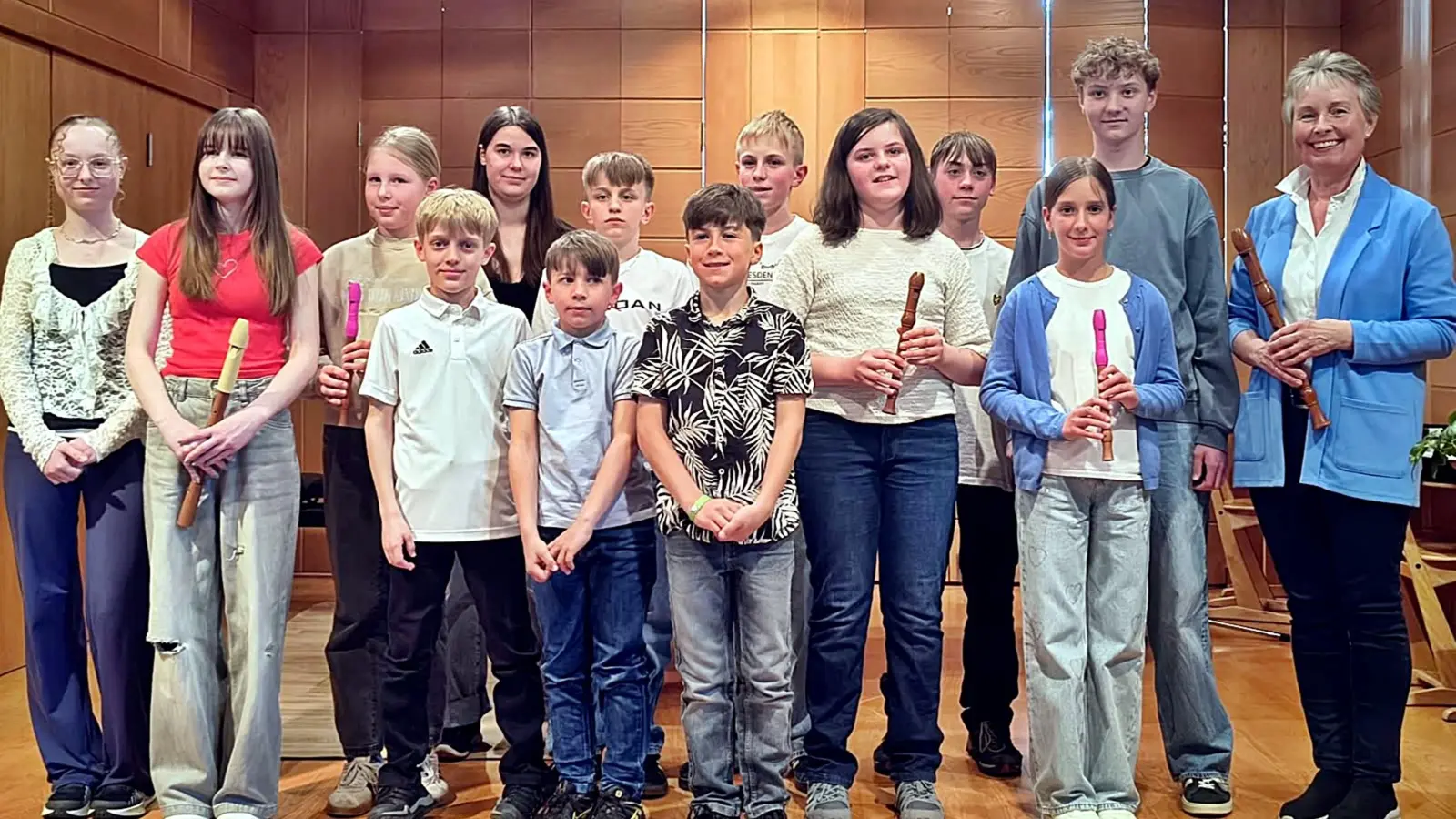 Den Mai stimmten das Blockflötenensemble und die Klavierspieler beim Vorspielabend ein mit: Buben vorne von links: Johannes Schieder, Henry Marzec, Jonas Domanowsky. Mittlere Reihe von links: Estelle Mathi, Tessa Nossek, Theda Hecker, Anton Seidl, Sarah Weigel, Lilli Kolesarova. Hintere Reihe von links: Valerie Willax, David Seidl, Florian Pröls-Strempel, Robert Pajak. (Bild: Christian Kick)