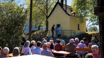Die Gläubigen versammelten sich vor der Dorfkapelle in Witzlricht. (Bild: Hermann Koch)