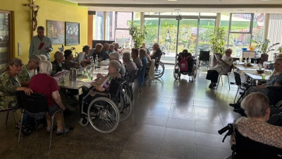 Gut gefüllt war die Aula im BRK-Seniorenzentrum „Haus Mühlbühl” beim Singkreis, der jeden Dienstag stattfindet. (Bild: Thomas Schrems)