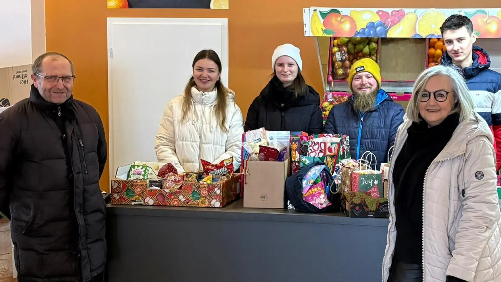 Die Oberministranten Katharina Ziegler, Paula Zölch, Johannes Wein und Jonas Schön (hintere Reihe v.l.) der Pfarreingemeinschaft, gemeinsam mit Pfarrer Thomas Thiermann (vorne links) und Nicole Fürst (vorne rechts). (Bild: Julia Gleißner)