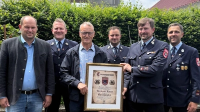 Zweiter Kommandant Markus Lehner (v.r.), Vorsitzender Jürgen Bösl, Stellvertreter Stefan Schönberger gratulierten mit Bürgermeister Thomas Kleber (v.l.) und Zugführer Jürgen Merold dem neuen Ehrenmitglied Bernhard Kaiser zur Ernennung. (Bild: Karl Ziegler)