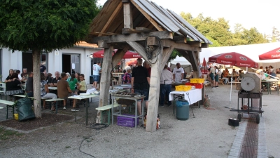 Ideales, nicht zu heißes Sommerwetter und ein reichhaltiges, originelles Speisenangebot: Beim Sommerfest des Trabitzer Obst- und Gartenbauvereins „passte” wieder alles. (Bild: Dr. Bernhard Piegsa)