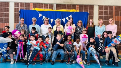 Auf der gemeinsamen Willkommensfeier begrüßten die Klassenleitungen Eva Reutner (2.v.l.) sowie Anne Schlachtberger (3.v.r.) und Pia Hartung (2.v.r.) mit ihren Kolleginnen die Schülerinnen und Schüler der Klassen 1a und 1b der Rupert-Egenberger-Schule. (Bild: Mariella Kramer)