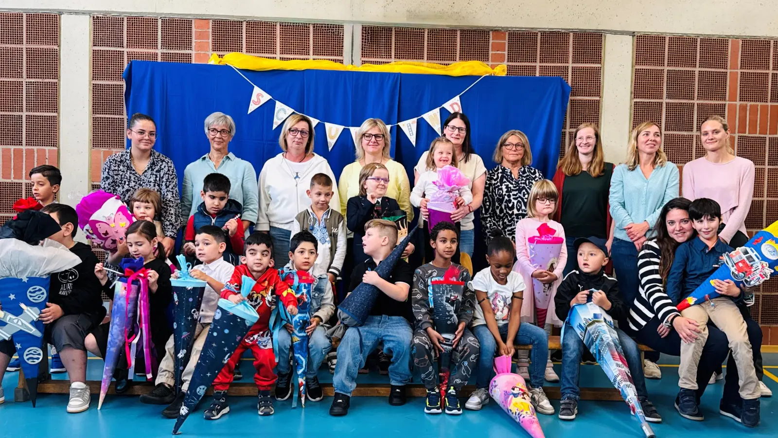 Auf der gemeinsamen Willkommensfeier begrüßten die Klassenleitungen Eva Reutner (2.v.l.) sowie Anne Schlachtberger (3.v.r.) und Pia Hartung (2.v.r.) mit ihren Kolleginnen die Schülerinnen und Schüler der Klassen 1a und 1b der Rupert-Egenberger-Schule. (Bild: Mariella Kramer)