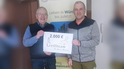 Eine Spende in Höhe von 2 000 Euro überreichte Alexander Bachmann (rechts) vom Grillteam St. Georg an den Hospizverein-Vorsitzenden Georg Franz Fröhler (links). (Bild: Angela Hering)