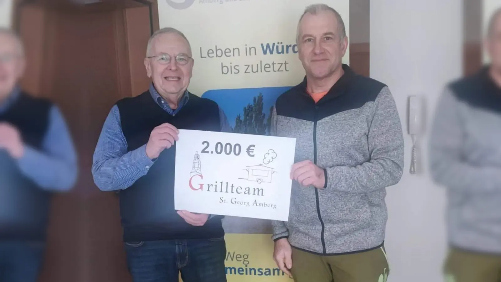 Eine Spende in Höhe von 2 000 Euro überreichte Alexander Bachmann (rechts) vom Grillteam St. Georg an den Hospizverein-Vorsitzenden Georg Franz Fröhler (links). (Bild: Angela Hering)
