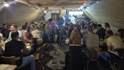 Viele Besucher sorgten dicht gedrängt für gesellige Stimmung beim Dießfurter Weinfest.  (Bild: Werner Schreml)