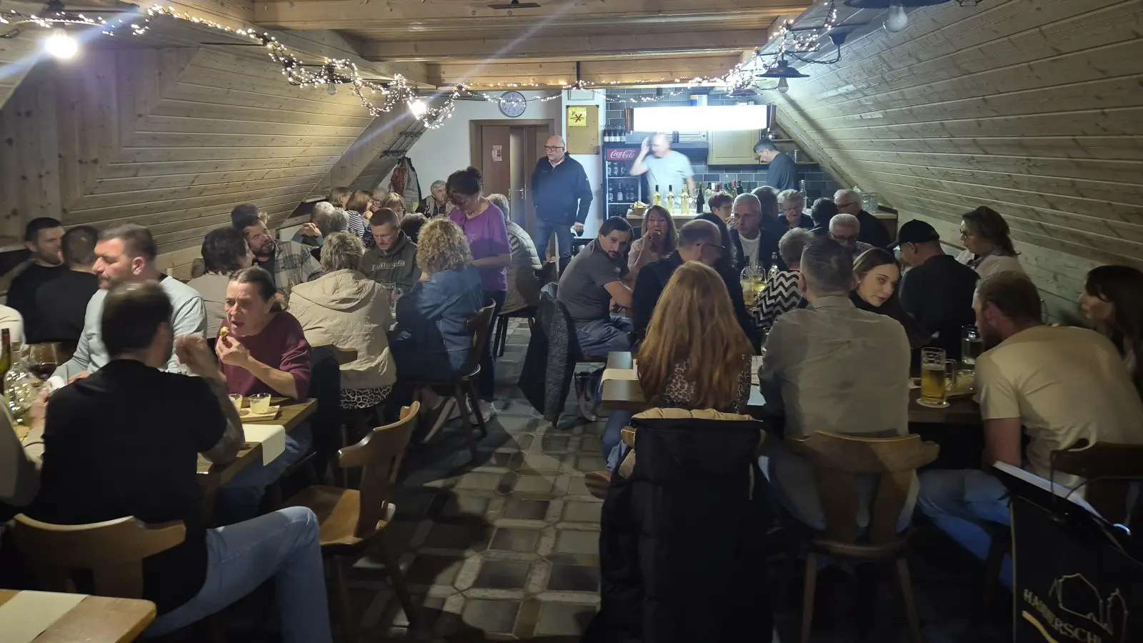 Viele Besucher sorgten dicht gedrängt für gesellige Stimmung beim Dießfurter Weinfest.  (Bild: Werner Schreml)