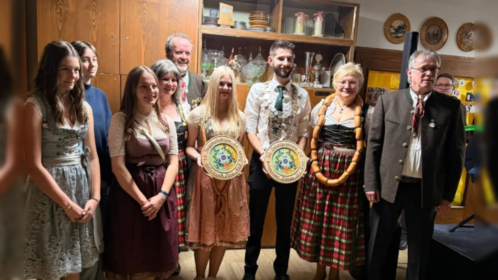 von links nach rechts: 1.Jugendritter Jana Stahl, 2. Jugendritter Madita Schwandtner, 2. Ritter Nina Lehner, Schützenliesel Claudia Bodensteiner, 1.Schützenmeister Ludwig Kraus, Jugenkönigin Mia Horoszak, Schützenkönig Tobias Bodensteiner, ehemalige Schützenkönigin Sophia Frischholz, 1.Ritter Armin Bauer.  (Bild: Monika Horoszak )