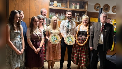 von links nach rechts: 1.Jugendritter Jana Stahl, 2. Jugendritter Madita Schwandtner, 2. Ritter Nina Lehner, Schützenliesel Claudia Bodensteiner, 1.Schützenmeister Ludwig Kraus, Jugenkönigin Mia Horoszak, Schützenkönig Tobias Bodensteiner, ehemalige Schützenkönigin Sophia Frischholz, 1.Ritter Armin Bauer.  (Bild: Monika Horoszak )