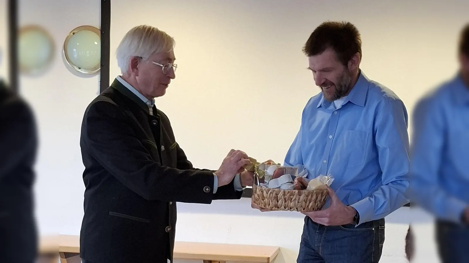 Zweiter Vorsitzender Karl Meier bedankt sich mit einem Korb regionaler Spezialitäten (Bild: Bernhard Thöresz)