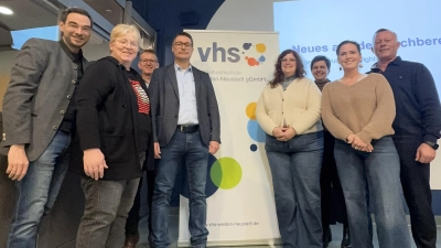 Mitglieder des Arbeitskreises mit Vorsitzendem Armin Aichinger (Mitte) und den Vertretern der vhs Weiden (Bild: Armin Aichinger)