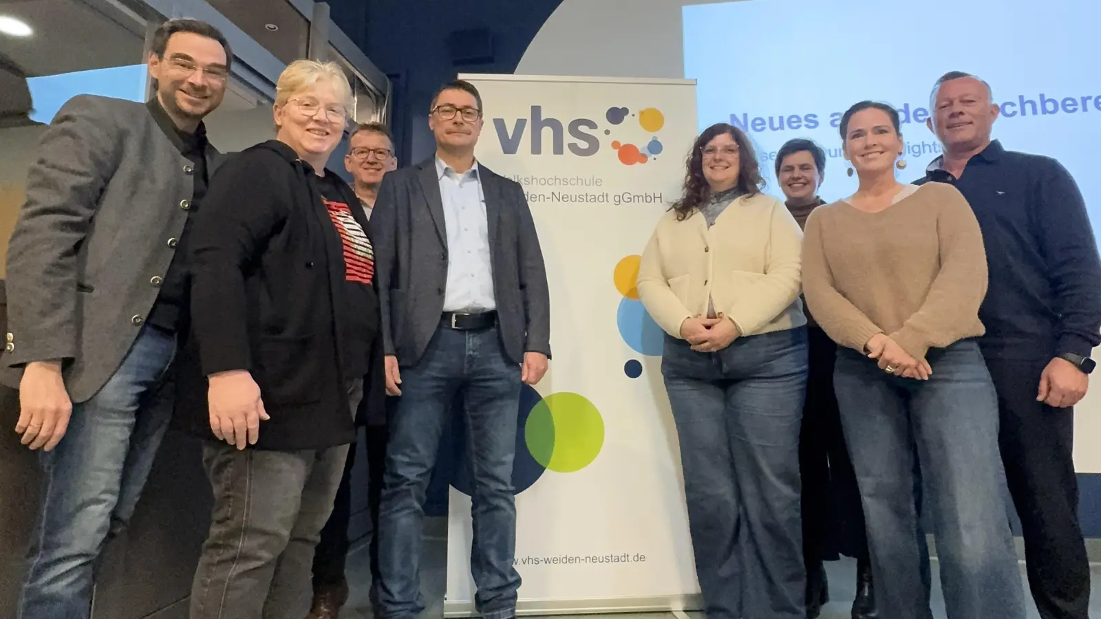 Mitglieder des Arbeitskreises mit Vorsitzendem Armin Aichinger (Mitte) und den Vertretern der vhs Weiden (Bild: Armin Aichinger)