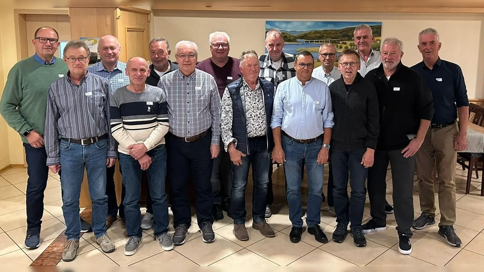 Die Schüler der 10b beim Klassentreffen mit Organisator Walter Drexler (rechts).  (Bild: Ludwig Dirscherl)