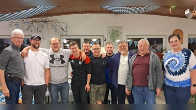 Sieger und Spielleitung mit Karl Kraus (links) und Bianca Kraus (rechts).  (Bild: Bianca Kraus)