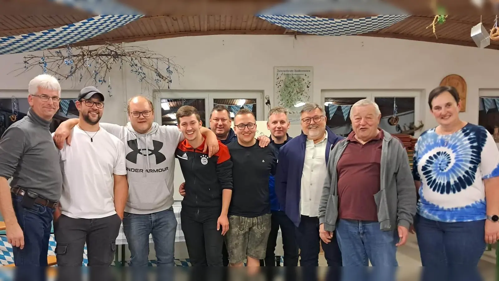 Sieger und Spielleitung mit Karl Kraus (links) und Bianca Kraus (rechts).  (Bild: Bianca Kraus)