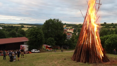 In Wolfsbach konnte man weithin das Johannisfeuer erkennen. (Bild: Michael Rabenhofer)