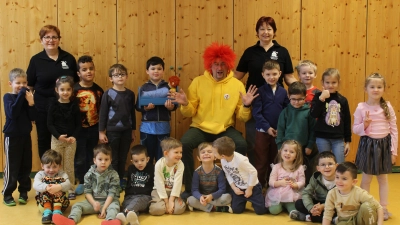 Evi Fritsch, Andreas Schießler und Sabine Wopperer vom Festspielverein zusammen mit den Kindergartenkindern (Bild: Gisela Falk)