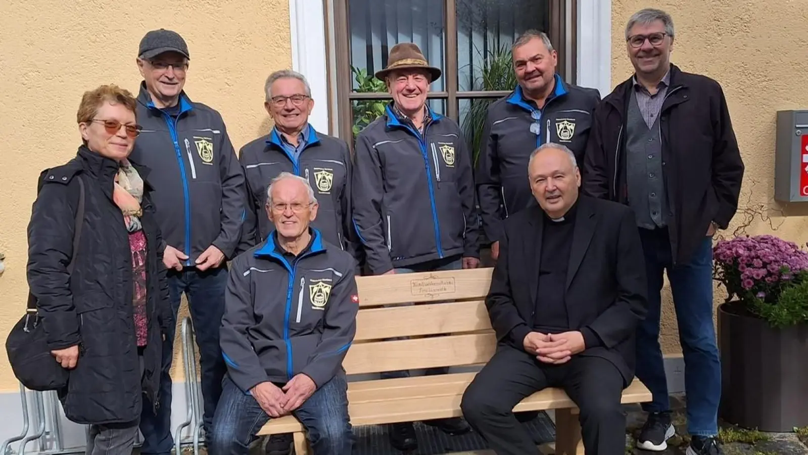 Vorstand der Caritas Tirschenreuth-Wunsiedel Martin Kneidl (2. Reihe, 1.v.r.) und Pfarrer Georg Flierl (1. Reihe, 1.v.r.) bedankten sich herzlich bei der Spenderin Maria Staufer (1. Reihe, 1.v.l.) sowie dem Arbeitskreis Historisches Handwerk (Josef Meißner (1. Reihe, 2.v.l.), Albert Kraus (2. Reihe, 1.v.l.), Josef Schuller (2. Reihe, 2.v.l.), Herbert Konrad (2. Reihe, 3.v.l.), Franz Zölch (2. Reihe, 2.v.r.)). (Bild: Veronika Schlosser)