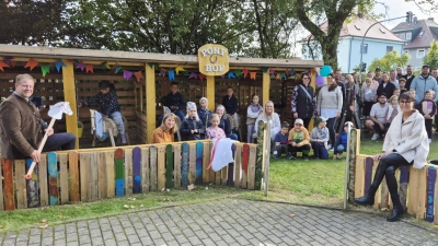 Vorne im Bild: Hr. Bürgermeister Stefan Grillmeier und die Leitung des Kinderhauses Fr. Susi Fellner. Hinterer Bereich: Kinder, Eltern und alle freiwilligen Helfer, die den Pferdestall mit geplant, vorbereitet und aufgebaut haben. (Bild: Susi Fellner)