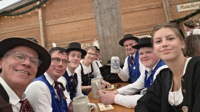 Nach dem Festzug auf der „Oidn Wiesn”. v.l. Gauvorstand Peter Fink, Benedikt Fink, Julius Lottner, Iris Lottner, stellv. Vereinsvorstand Gaston Lottner, Jonas Arnold, Hanna Ries-Pfab (Bild: Peter Fink)