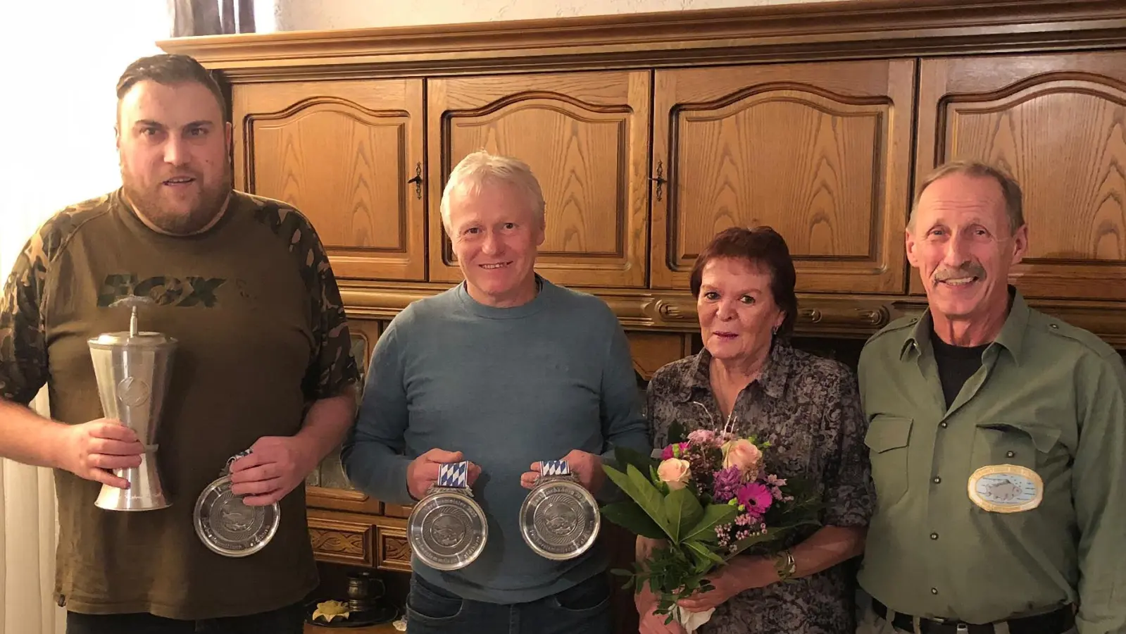 Daniel Straubinger (links) ist der neue Fischerkönig des Fischerstammtischs Waldthurn. Raubfischkönig und Vereinsmeister darf sich Herbert Bäumler (Zweiter von links) nennen. Stammtisch – Vorsitzender Wolfgang Fröhlich (rechts) gratulierte und dankte der Hausherrin Christa Frank. (Bild: Thomas Troidl)