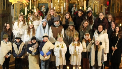 Die aktiven Sänger- und Sängerinnen mit den Gründungsmitgliedern hinten rechts sowie Darstellern vom Hirtenspiel (Bild: Stefan Schwemmer)