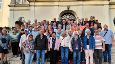 Die BRK-Reisefreunde vor dem Schlosshotel Fleesensee. (Bild: Brigitte Rosner)