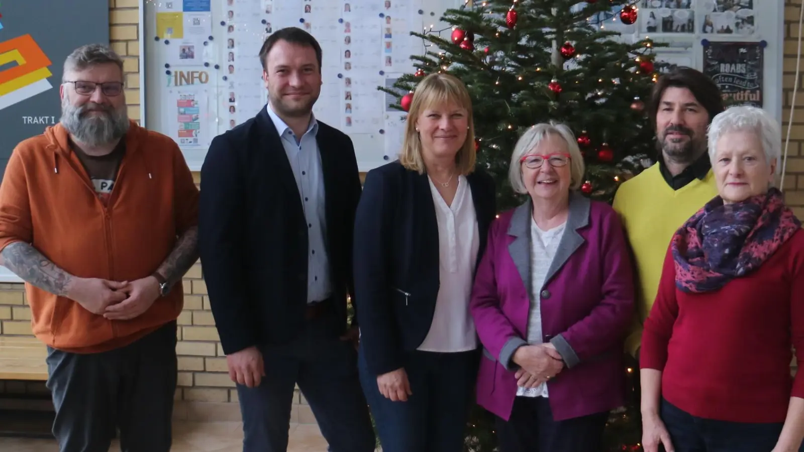 Die Vertreter von Schule und Vereinsspitze freuen sich, dass dank des Fördervereins viele wertvolle Neuanschaffungen für die Naabtal-Realschule getätigt werden konnten. (Bild: Förderverein/exb)