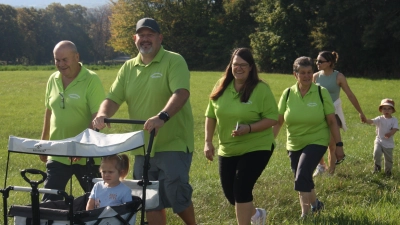 2025 waren neben zahlreichen Familien auch andere Wandervereine, wie die Mitterteicher Wanderfreunde, unterwegs. (Bild: Norbert Neid)