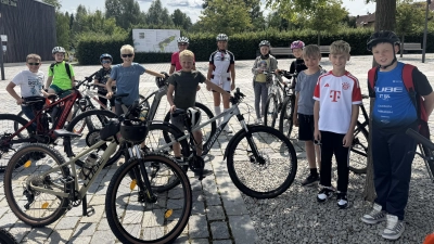 Bei der Abfahrt mit den beiden Betreuerinnen Rosi Rahn und Claudia Kost (ganz hinten). (Bild: Claudia Kost)
