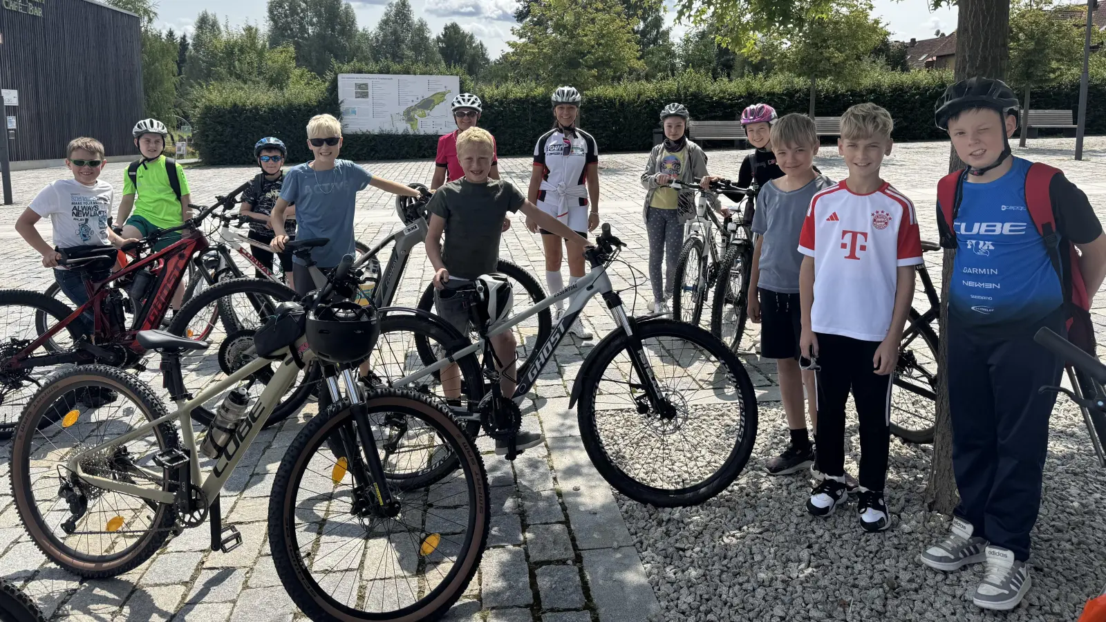 Bei der Abfahrt mit den beiden Betreuerinnen Rosi Rahn und Claudia Kost (ganz hinten). (Bild: Claudia Kost)